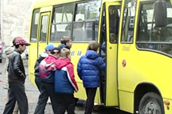 Як ви повинні вчинити в ситуації, наближаючись до автобуса, який виконує посадку або висадку організованих груп дітей?